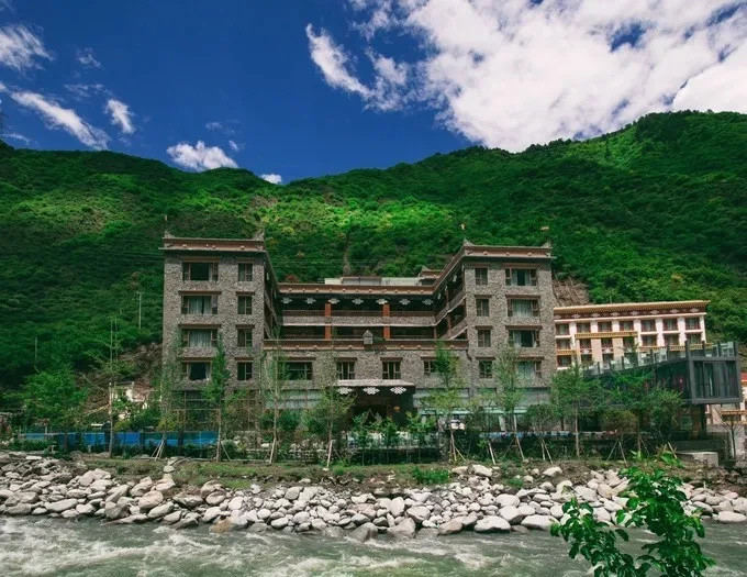 例如, 莎朗风情酒店位于桃坪羌寨,紧邻中国最大红叶风景区——米亚罗