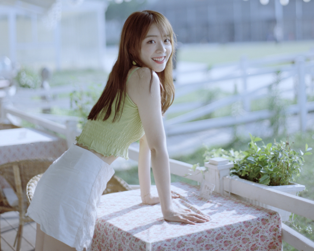 lpl美女主持人余霜晒出少女系列写真粉丝阿姨也太甜了吧