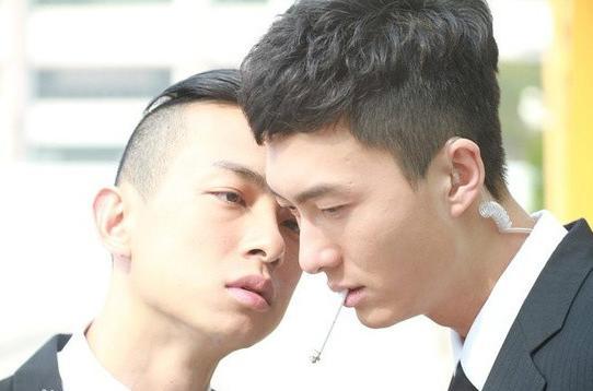 港星梁烈唯:因爱国言论被封杀,当19年配角终成王,独宠"丑妻"