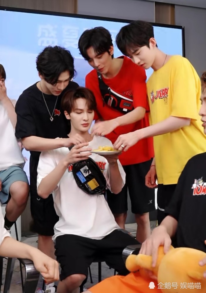 乐华七子next合体直播搞笑中团魂仍在范丞丞受伤仍工作