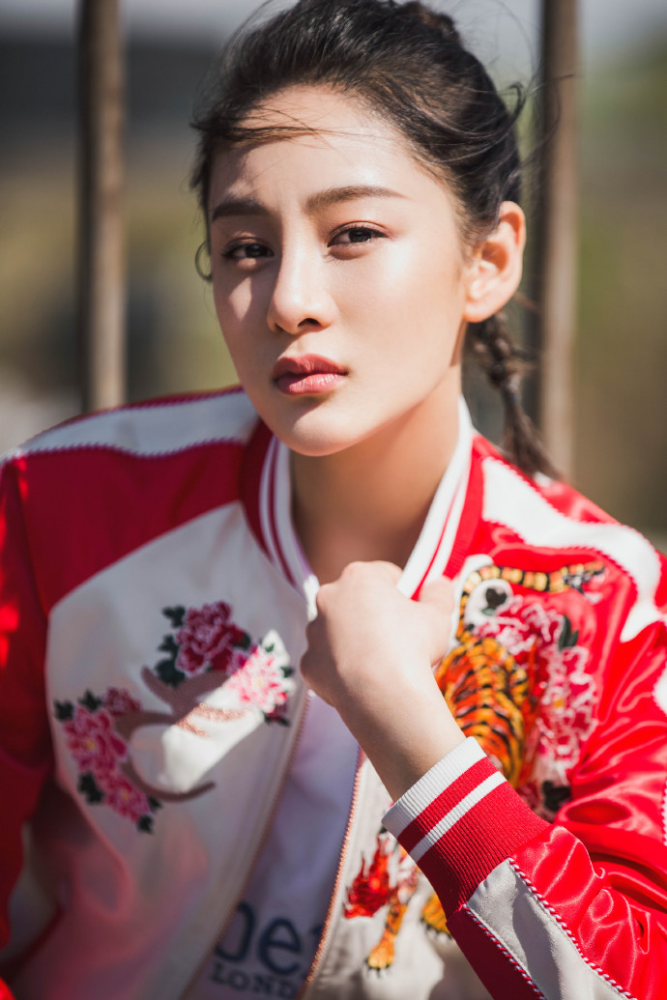 "最美脸蛋"赵圆瑗美照,穿基础款外套配牛仔裤,精致迷人又时髦