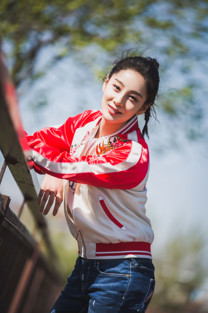 "最美脸蛋"赵圆瑗美照,穿基础款外套配牛仔裤,精致迷人又时髦