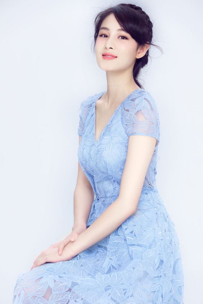 "最美脸蛋"赵圆瑗美照,穿基础款外套配牛仔裤,精致迷人又时髦