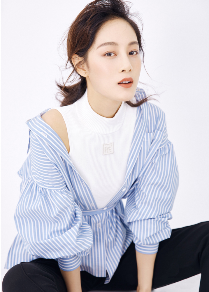 最美脸蛋赵圆瑗美照穿基础款外套配牛仔裤精致迷人又时髦