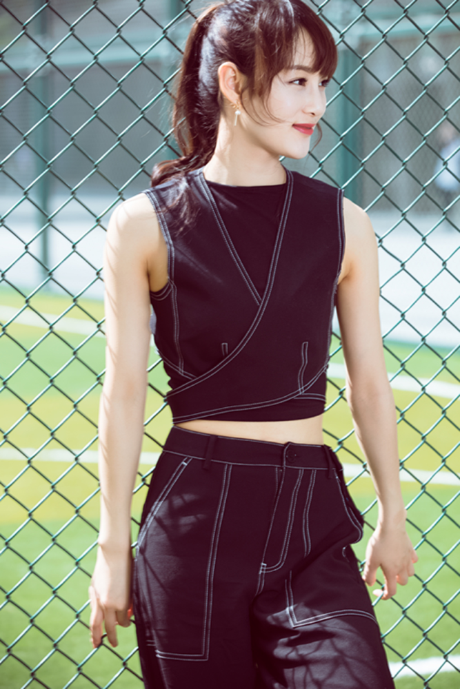 最美脸蛋赵圆瑗美照穿基础款外套配牛仔裤精致迷人又时髦