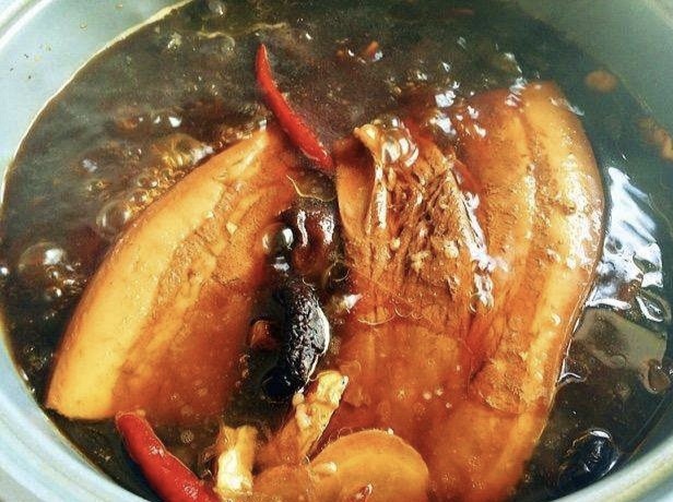 家里的卤肉汤有酸味是什么原因?还能再用吗?厨师长总结干货经验