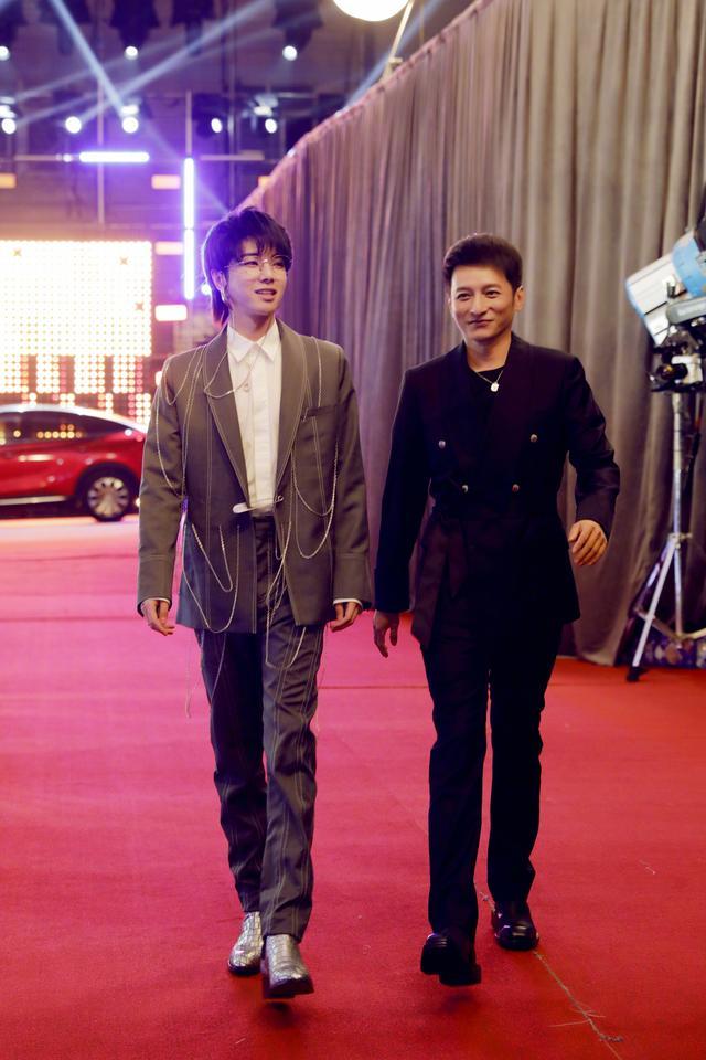 华晨宇演绎复古贵公子穿西装绅士感十足173身高照样有大长腿