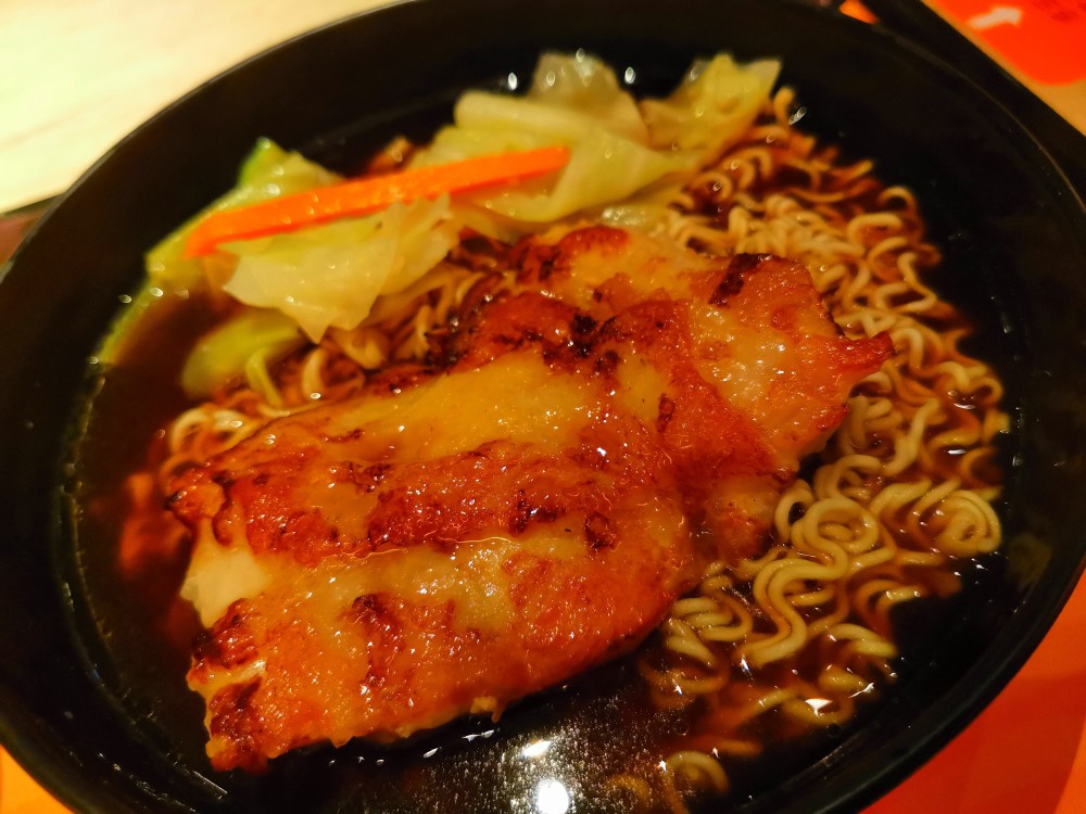 香煎鸡扒公仔面小美女直呼太好吃了