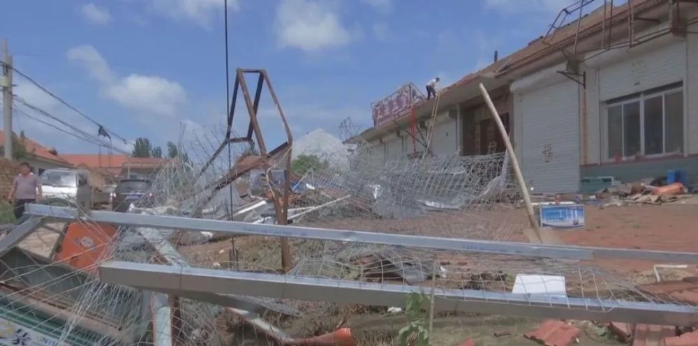 在阳信县水落坡镇西长村,房屋瓦片和附属设备都被龙卷掀翻,一家御儿