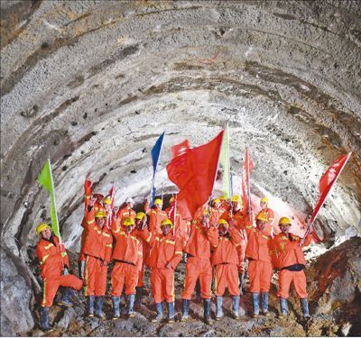 4月7日,施工人員慶祝川藏鐵路拉林段重點控制性工程米林隧道貫通.