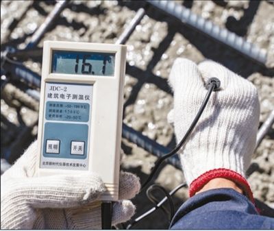 5月9日,中铁十一局拉林铁路朗县制梁场的制梁施工现场,浇筑混凝土测温