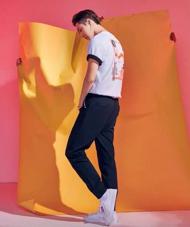 张艺兴身穿ck脚踩匡威!代言人要不要这么称职,都看不过来了