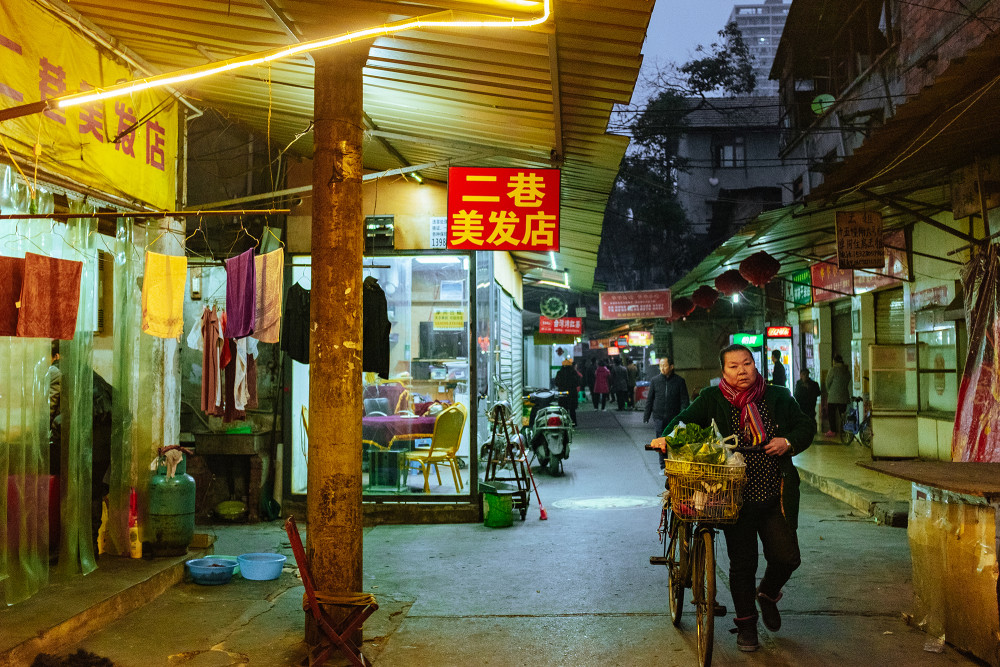 这条两百米的二巷,被称为玉林小香港;更是老成都的市井生活缩影