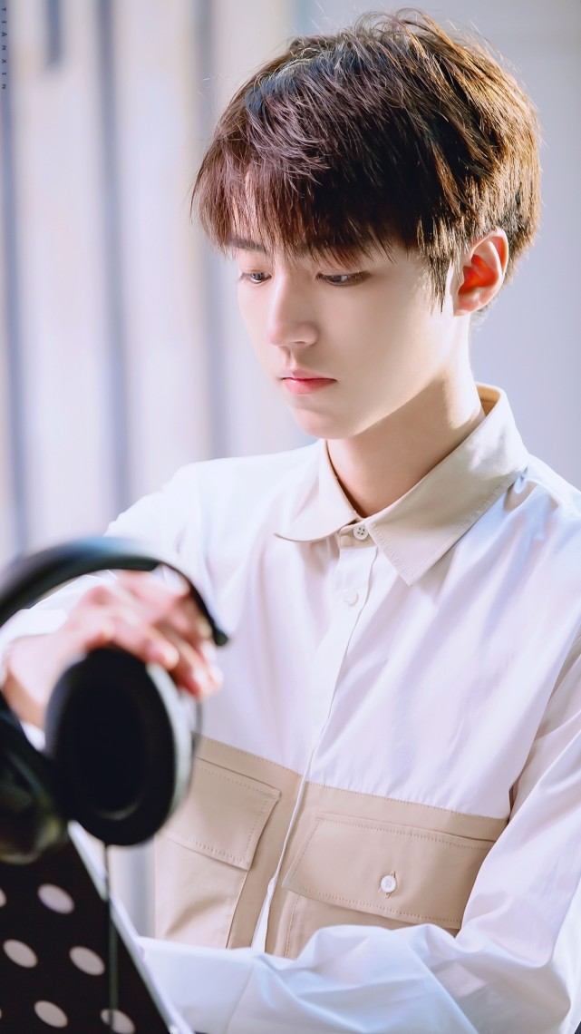 壁纸库第16期王俊凯高清无水印手机壁纸壁纸推荐