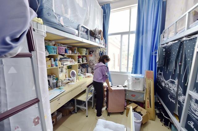 上午10点,陆续有学生拖着行李箱来到云南财经大学校门外,经过体温检测