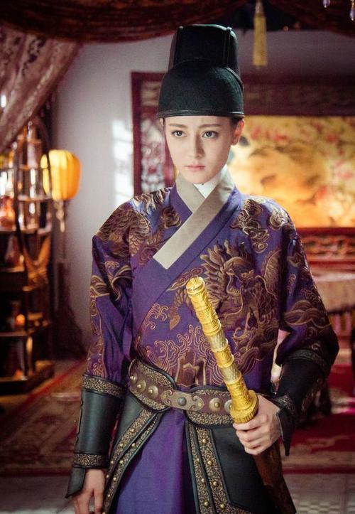 迪丽热巴男装扮相,其实她本人的五官长得是偏硬朗的那种,但无奈表情太