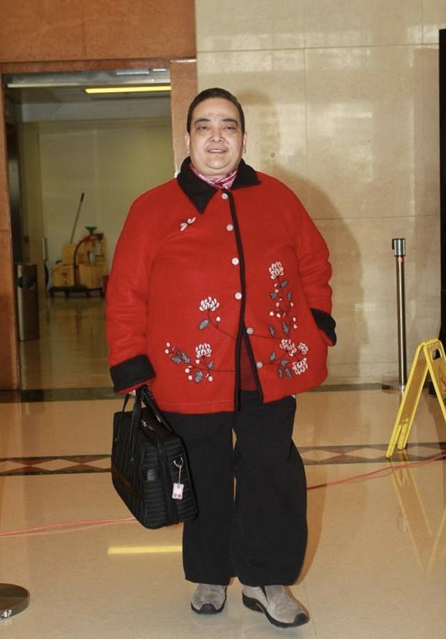 何鸿燊58岁女儿何超雄未获分基金资产状告胞姐大房姐妹暗藏汹涌