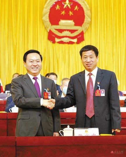 5月13日,辞去领导职务的市人大常委会原主任张宪中向新当选的市人大