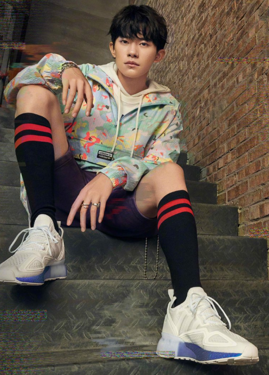 千玺摆拍照被疯传,看到他坐电动车上的腿,网友:比女生都要美