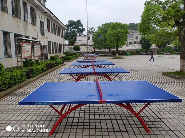 弼时中学体彩公益金捐赠体育器材