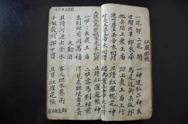 口耳相传的《盘王大歌》难免受到冲击,在江华瑶族自治县,会讲瑶话的人