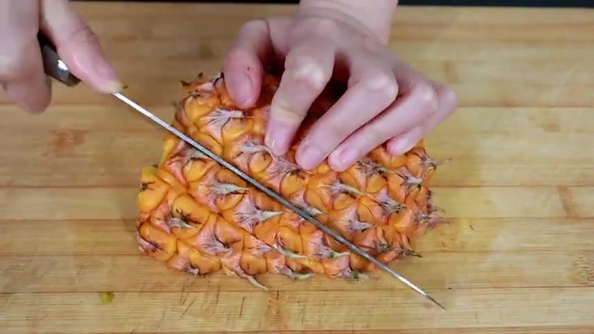 这样切凤梨有新意,不削皮不挖眼,果肉一点不浪费,简单又省力_腾讯新闻