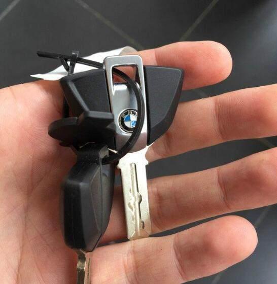 花了20万买宝马s1000r,首保1800,机械钥匙,但是还是爱的不行_腾讯新闻