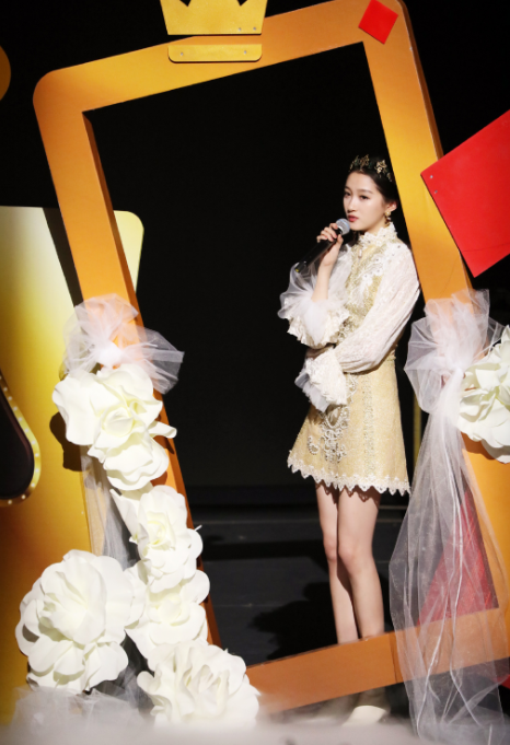 关晓彤穿"液体裙"拍广告,腰身不输卡戴珊