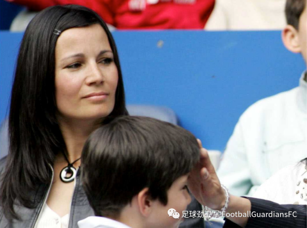 1时,齐达内在意大利马特拉齐说"要上其姐姐,其姐姐是妓女"三次后,再次