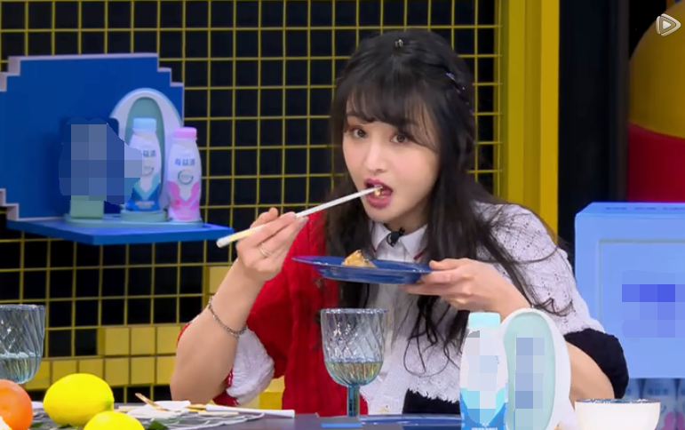 别人吃东西都是大口塞,看到郑爽的吃菜的量,网友:真不够塞牙缝