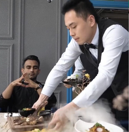 迪拜朋友请客吃饭牛排端上桌一看中国小伙有钱人真讲究