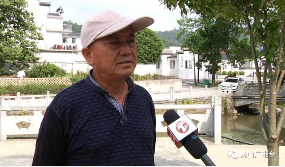 黄山区甘棠镇兴村村民钟卫国:"四个轮子朝天翻了下去,响声特别大.