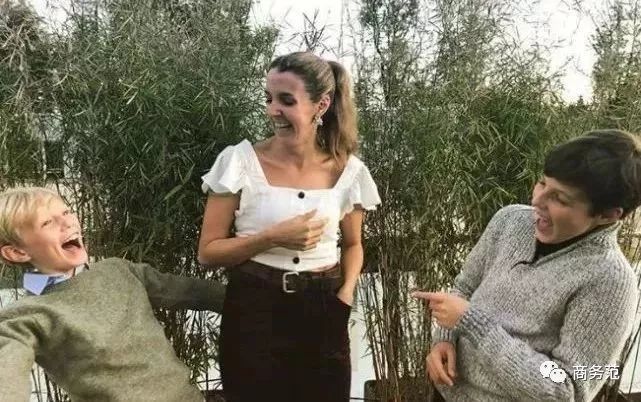 欧洲最富小王子诞生！妈妈贵族出身自带冠冕，婚纱镶5万颗珍珠…