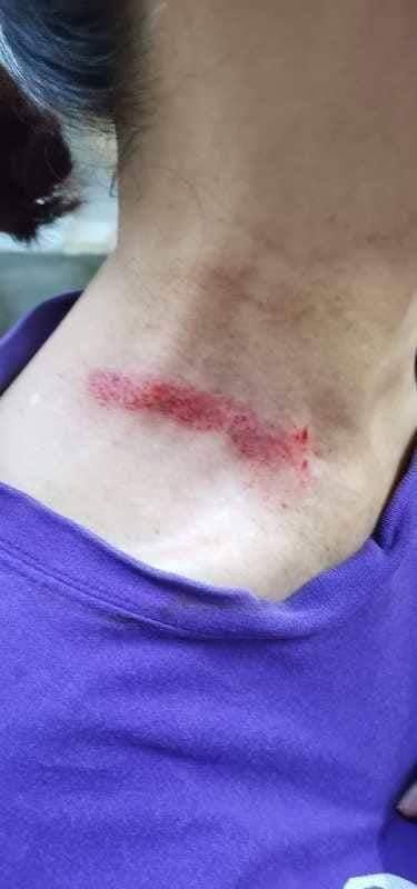 恐怖瞬间:马来西亚室内吊扇坠落,飞旋扇叶险将女子割喉