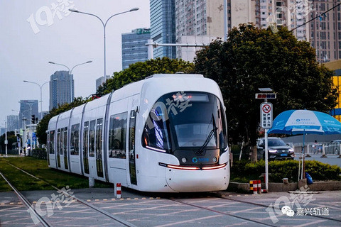 有軌電車【擴展閱讀】浮車鉸接型浮車型有軌電車的特點是設置有懸浮車