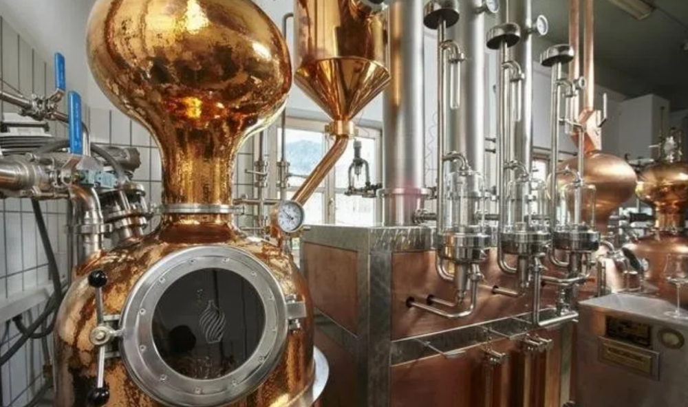 而伏特加酒采用的是食用酒精的酿造工艺