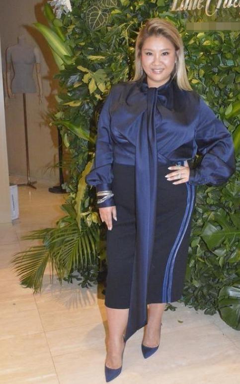 郑欣宜穿条纹连衣裙现身180斤却踩双细高跟心疼她的鞋子