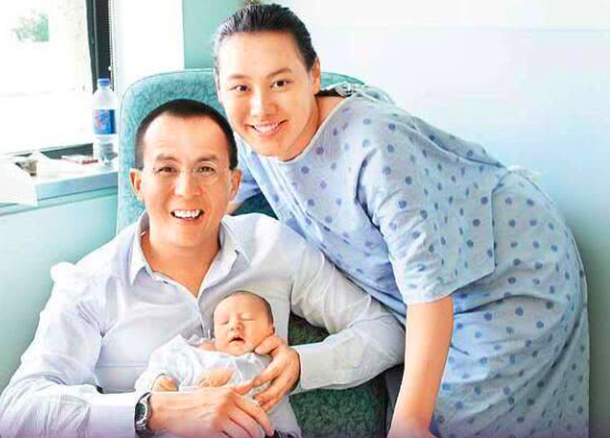梁洛施昔日与双胞胎合影显慌乱,李泽楷儿子调皮,在妈妈怀里打架