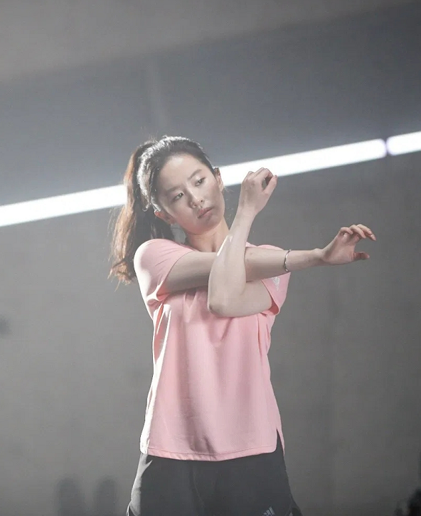 "神仙姐姐"也有不完美?当刘亦菲穿上健身裤,"多肉腿"太抢镜