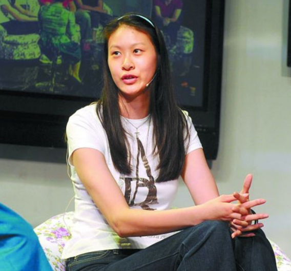 如今的姚明娶了昔日女篮的大美女叶莉,如今也有了女儿生活的十分幸福