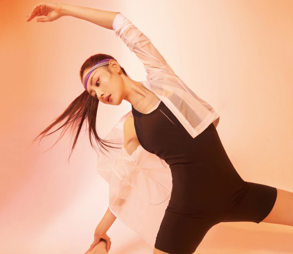 身材好就是胆子大,张天爱裙子这么短照样蹲下来,美腿超抢镜