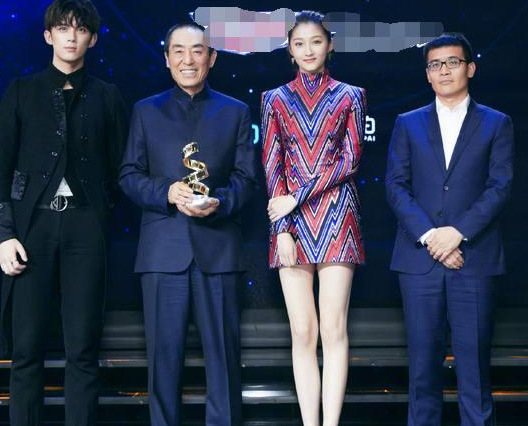 关晓彤和男星合照都是"严肃脸"?看到和鹿晗的合影,秒变小女孩!