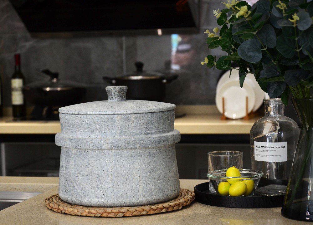 皂石越千年,走进现代厨房传统墨脱石锅只适合用于炖煮,应用场景单一