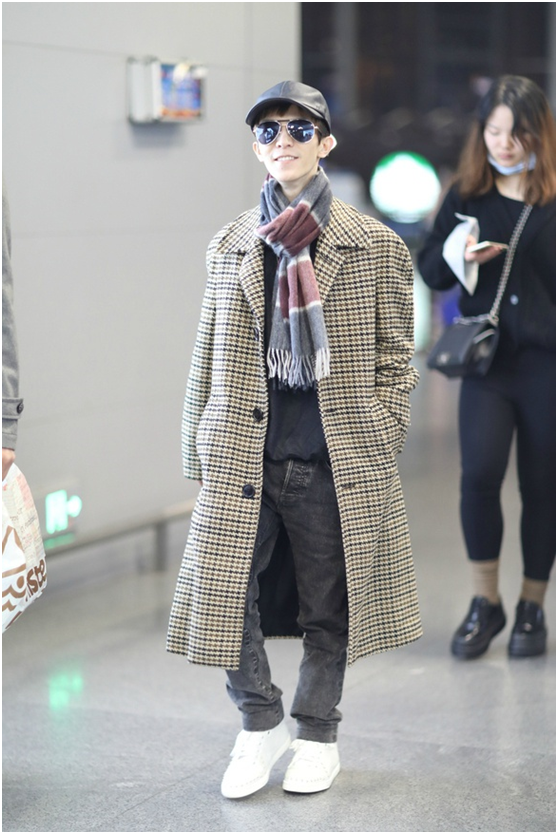 郭敬明也是时髦精?穿格子风衣走机场,气场强大显高级感