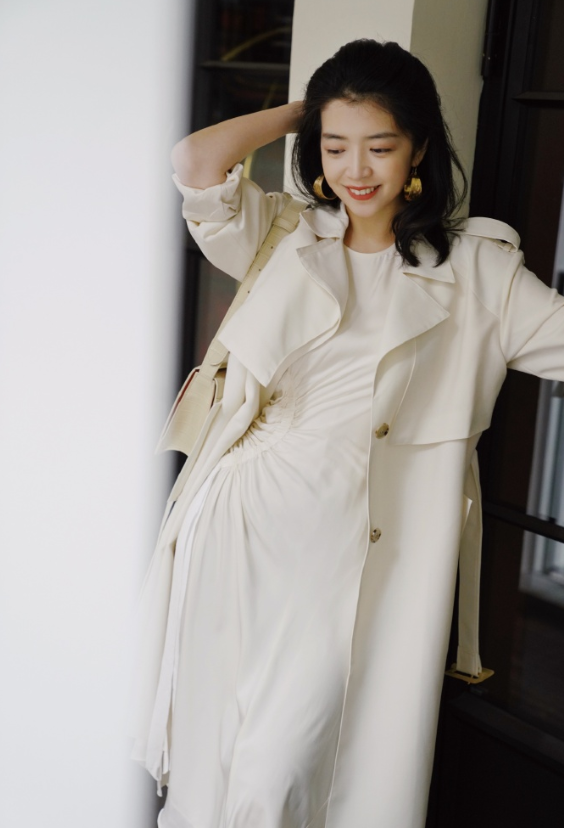 三木女神博主日常穿搭,风衣内搭米白色连衣裙高级时髦,气质全开