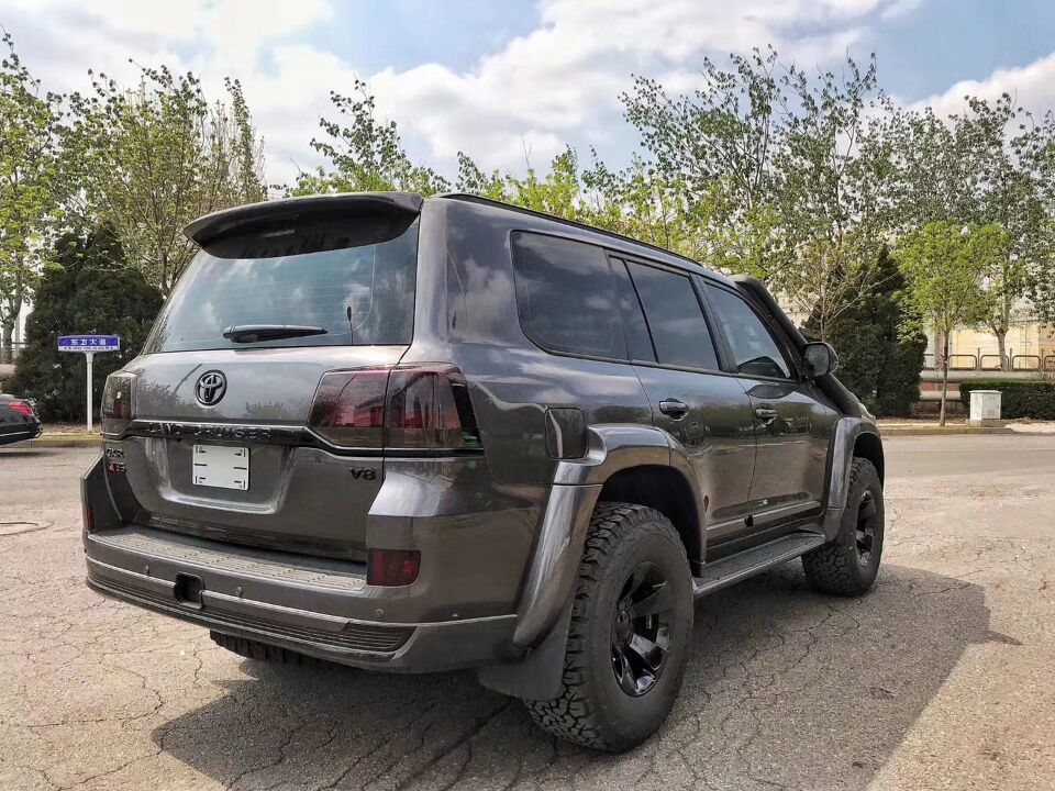 首台酷黑柴油丰田陆巡到港!颜值霸气酷似奔驰g,4.5t动力 四驱真给力