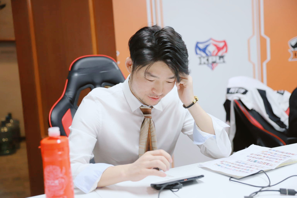 dyg锁定季后赛剑指冠军林教练谈磨合开赛前压力大曾熬夜到早晨