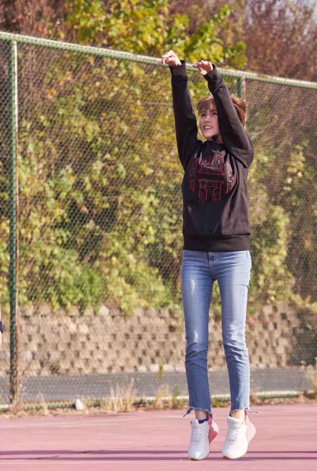 这双鞋子的后部设计也是比较独特的,不是寻常普通的小白鞋,这也的话就