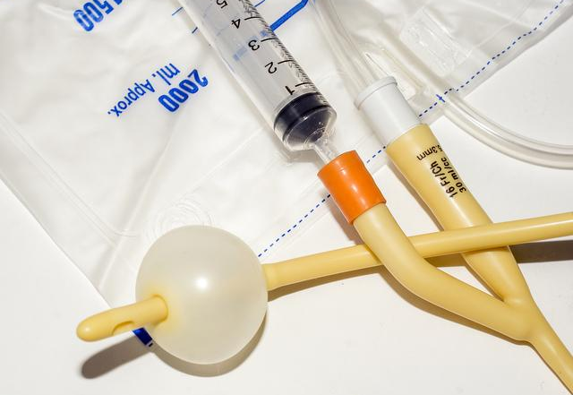 逆流:如果尿管扭曲打折,膀胱内尿液压力过大会逆流到输尿管,所以要