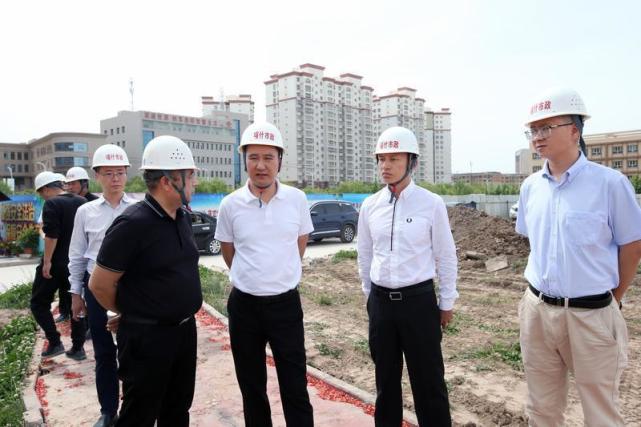 市教育局局长凯赛尔江·阿不力孜等有关领导到开工现场检查指导工作